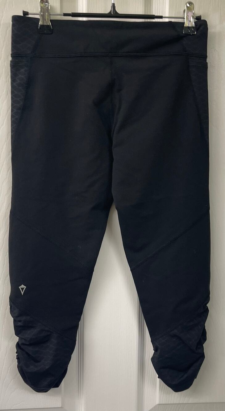 Ivivva (Lululemon for girls) 14 with pockets black with scrunch sides leggings